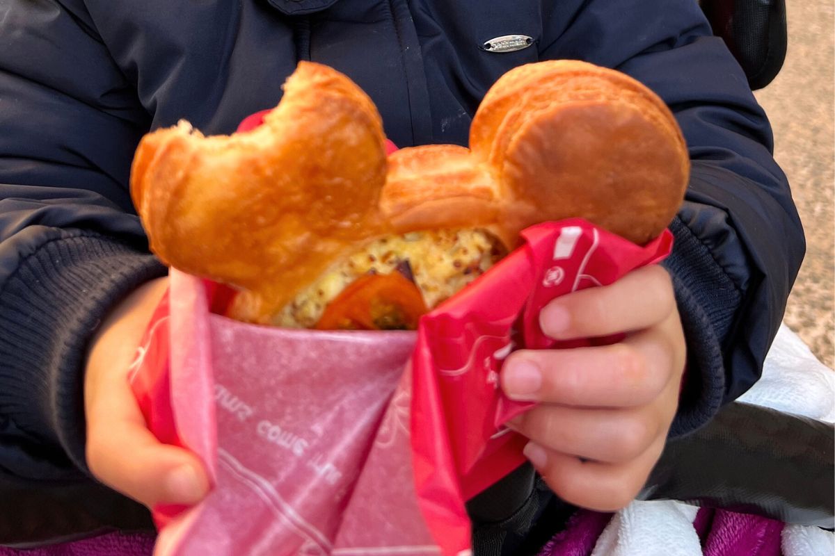 東京ディズニーランド　マンマ・ビスコッティーズ・ベーカリーのミッキー型パン